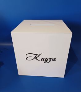 Бели плексигласови кутии за сватбени пликове и каузи – стилен детайл с дълготрайна стойност