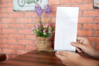 Професионално представяне на продукти в търговски обекти – ролята на плексигласовите дисплеи и подиуми