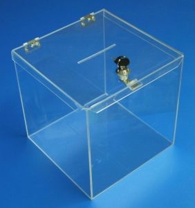 Кутия от плексиглас и урна от плексиглас. Разлики, прилики и още нещо.