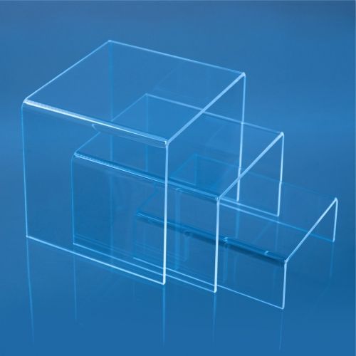 Плексигласови дисплеи, подиуми и постаменти за музеи, изложбени зали, изложения и търговски обекти