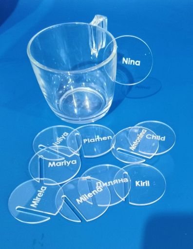 Табелки за чаши с имена от прозрачен плексиглас – за сватби и специални събития