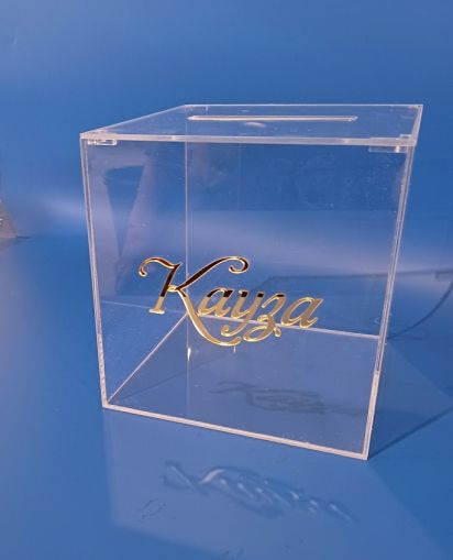 Кутия от прозрачен плексиглас с надпис „Кауза“ – стилен акцент за сватби и събития