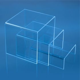 Плексигласови дисплеи, подиуми и постаменти за музеи, изложбени зали, изложения и търговски обекти