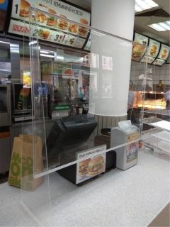 Предпазни защитни прегради, екрани и паравани от прозрачен плексиглас