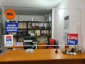 Предпазни защитни прегради, екрани и паравани от прозрачен плексиглас