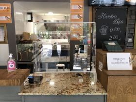 Предпазни защитни прегради, екрани и паравани от прозрачен плексиглас