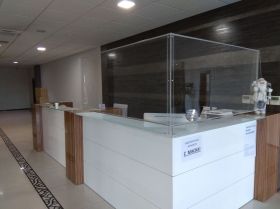 Предпазни защитни прегради, екрани и паравани от прозрачен плексиглас