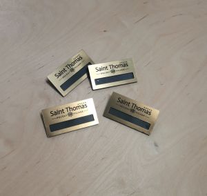 Персонален бадж с гравирано име и закрепване с игла