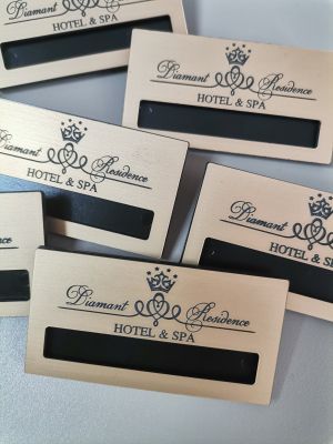 Персонален бадж с гравирано име и закрепване с игла