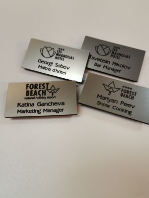 Бадж с гравирано име и магнитно закрепване – професионален облик за вашия екип