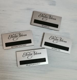 Персонализиран бадж с прозорче за име и магнитно закрепване