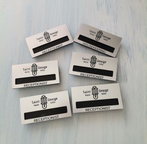 Персонализиран бадж с прозорче за име и магнитно закрепване