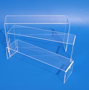 Комплект от три П-образни подиума от плексиглас – различни височини за елегантно представяне на продукти