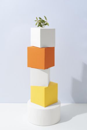 Цветни плексигласови подиуми и масички за събития