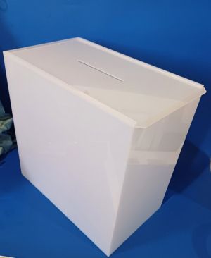 Непрозрачна плексигласова кутия за дарения и анкети – в бял или черен цвят, с отвор и възможност за заключване