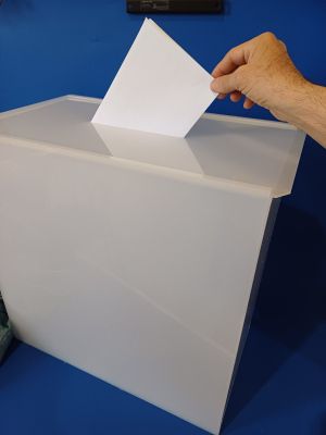 Непрозрачна плексигласова кутия за дарения и анкети – в бял или черен цвят, с отвор и възможност за заключване