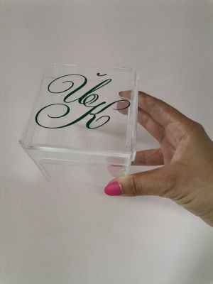 Кутия за халки от прозрачен плексиглас – с гравирано капаче и декорация