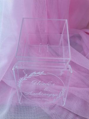 Кутия за халки от прозрачен плексиглас – с гравирано капаче и декорация