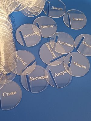 Табелки за чаши с имена от прозрачен плексиглас – за сватби и специални събития