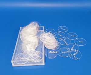 Табелки за чаши с имена от прозрачен плексиглас – за сватби и специални събития