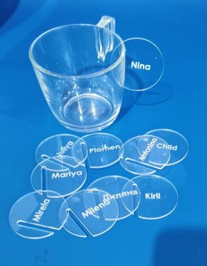 Табелки за чаши с имена от прозрачен плексиглас – за сватби и специални събития