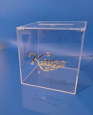 Кутия от прозрачен плексиглас с надпис „Кауза“ – стилен акцент за сватби и събития