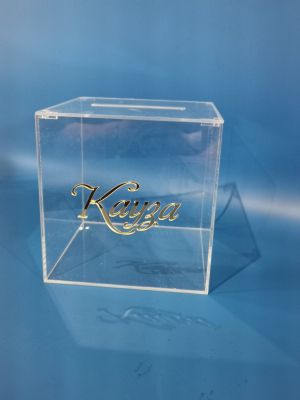 Кутия от прозрачен плексиглас с надпис „Кауза“ – стилен акцент за сватби и събития