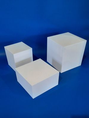 Бяла плексигласова кутия – идеална за събития, магазини и декорации