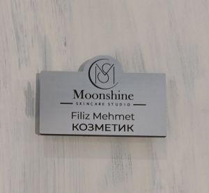 Персонализиран бадж с прозорче за име и магнитно закрепване