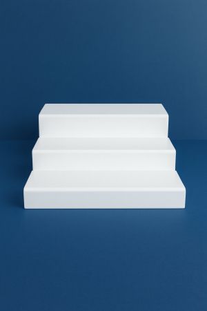 Плексигласов подиум с три нива – стойка за продукти, експозиции и витрини (бял и черен вариант)