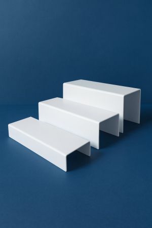 Плексигласов подиум с три нива – стойка за продукти, експозиции и витрини (бял и черен вариант)