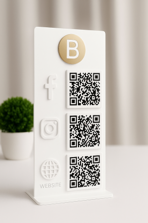 ПЛЕКСИГЛАСОВА СТОЙКА С QR КОДОВЕ И ЛОГО – ЕЛЕГАНТЕН ДИЗАЙН ЗА ВАШИЯ БИЗНЕС